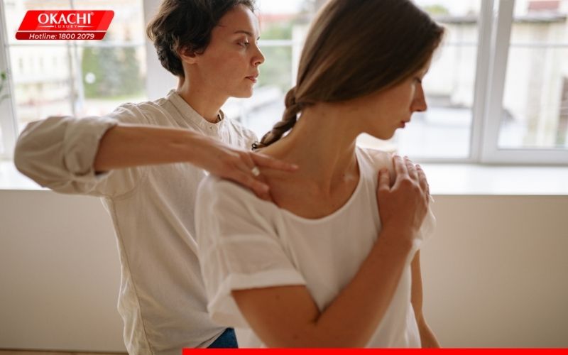 Thực hiện các liệu pháp xoa bóp giảm đau bả vai