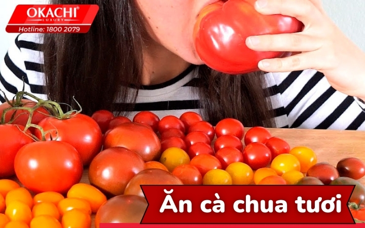 Ăn cà chua tươi