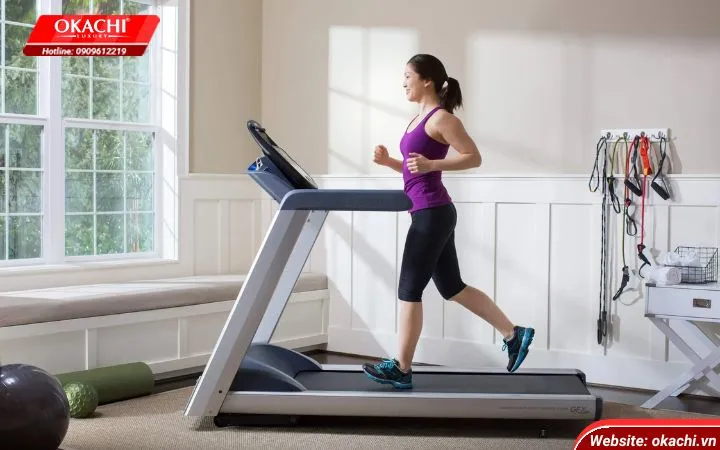 tập thể dục với máy chạy bộ