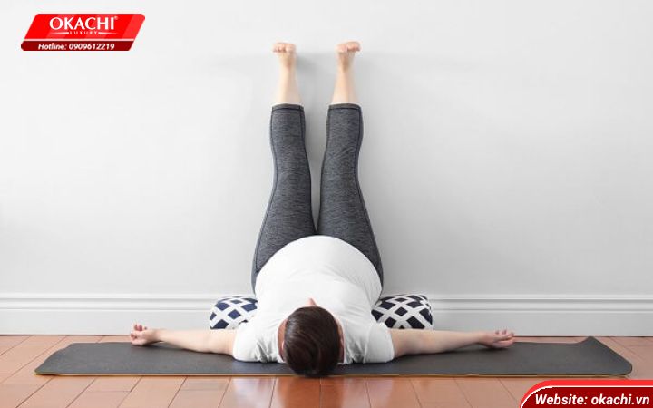 Nằm gác chân lên tường có thon chân được không?
