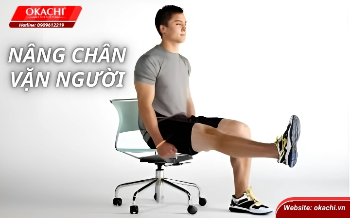 Động tác nâng chân vặn người