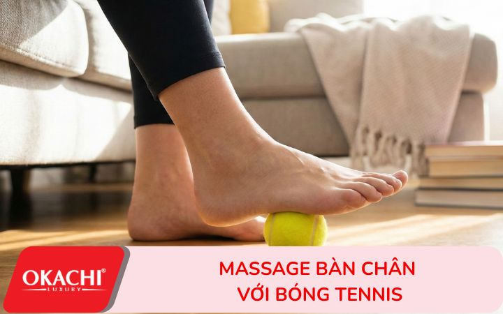 Massage bàn chân với bóng tennis