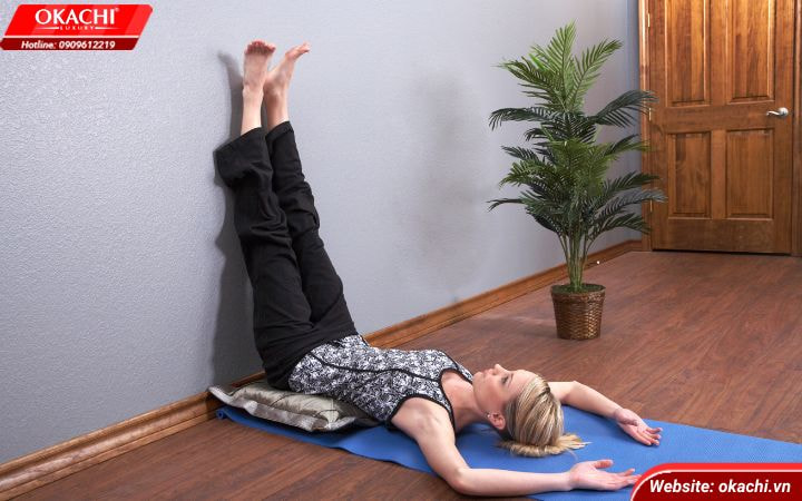 Tư thế chân gác lên tường