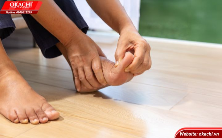 Xoay mắt cá chân và duỗi mũi chân