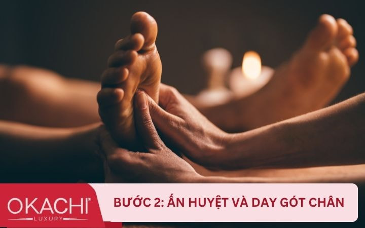 Bước 2: Ấn huyệt và day gót chân