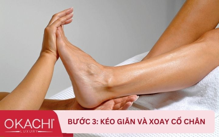 Bước 3: Kéo giãn và xoay cổ chân