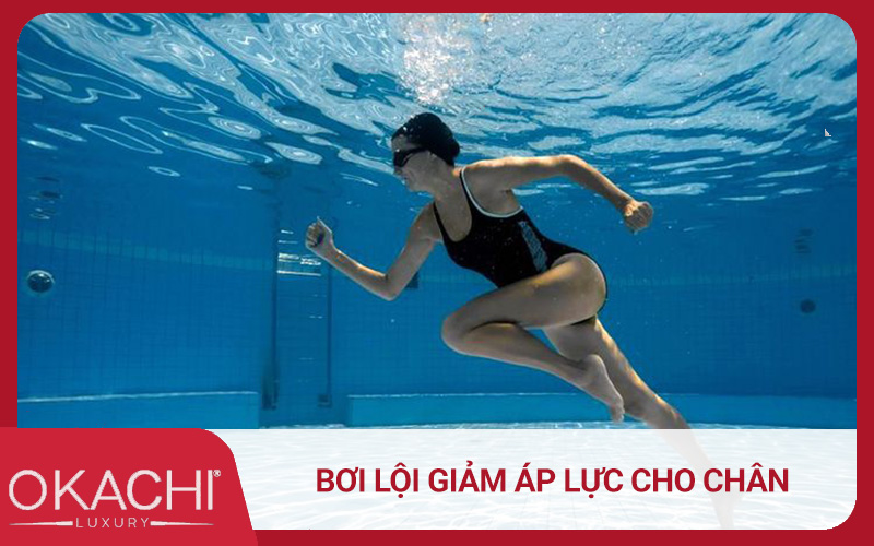 Bơi lội giảm áp lực cho chân