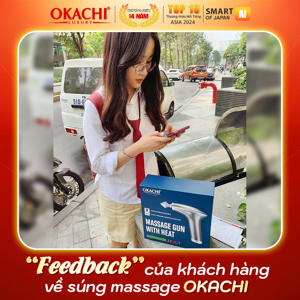 Khách hàng sử dụng súng massage