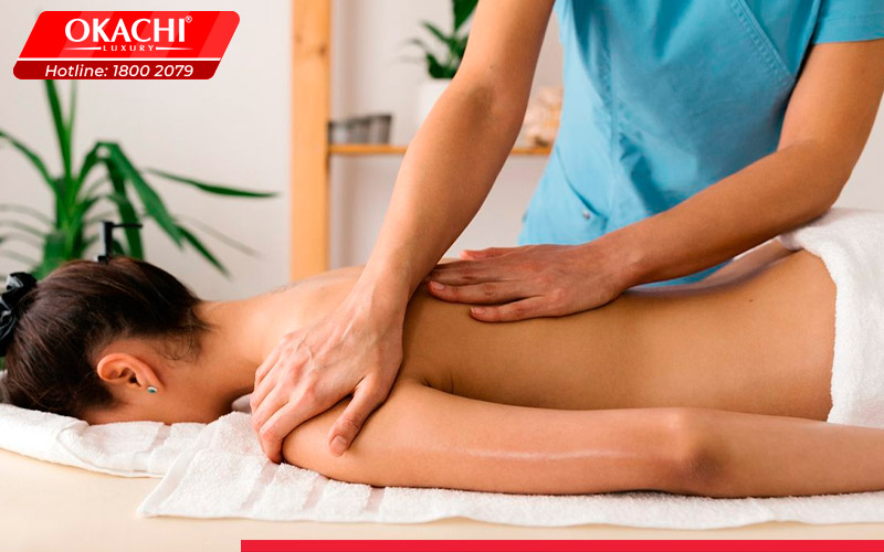 Chuyên viên tiến hành massage chuyên sâu