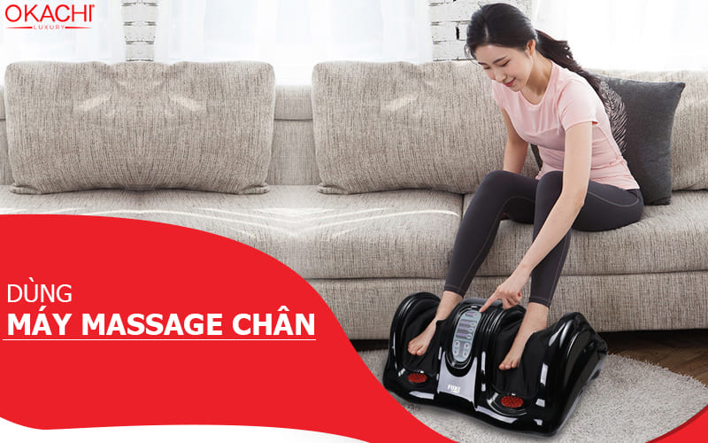 Dùng máy Massage chân nhẹ nhàng