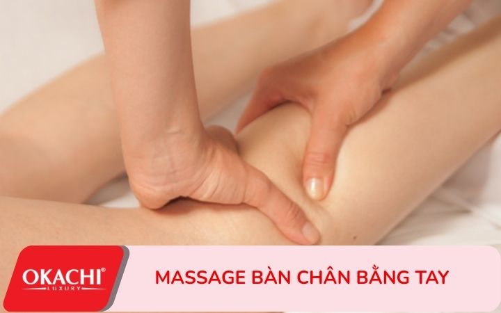 massage bàn chân bằng tay