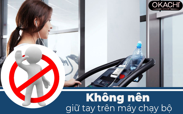Không nên giữ tay trên máy chạy bộ