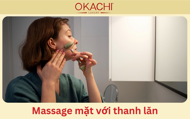 Massage mặt với thanh lăn
