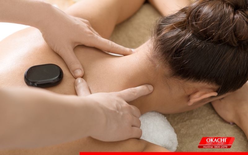 Bước 2: Miết dài 2 bên cổ