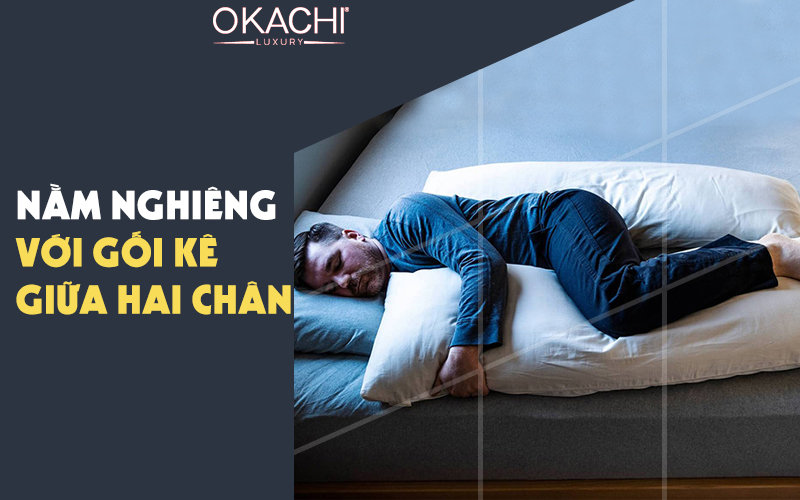 Nằm nghiêng với gối kê ở giữa hai chân 