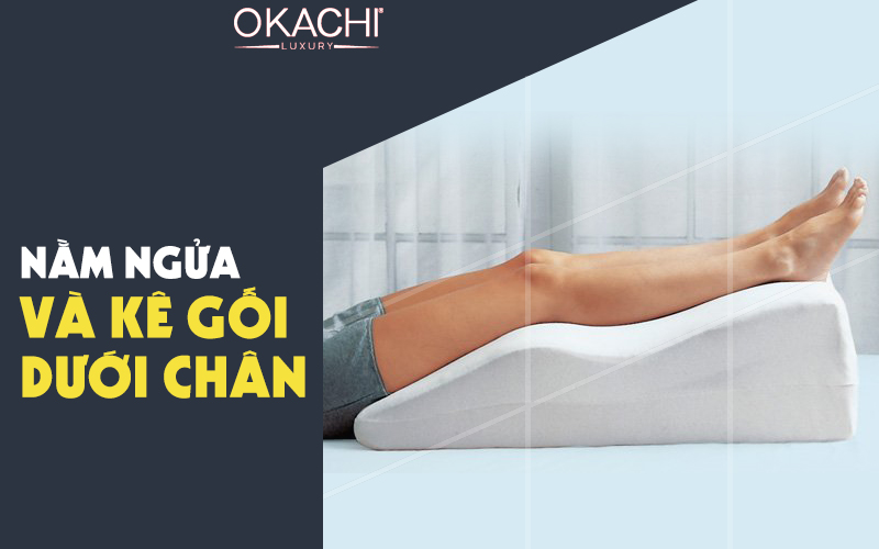 Nằm ngửa và kê gối dưới chân
