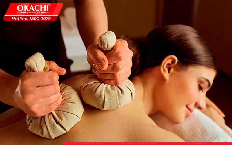 Tiến hành massage thảo dược