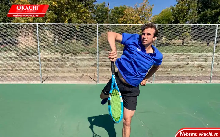 Cach giao bong tennis xoay Kick serve phat bong xoay doi huong
