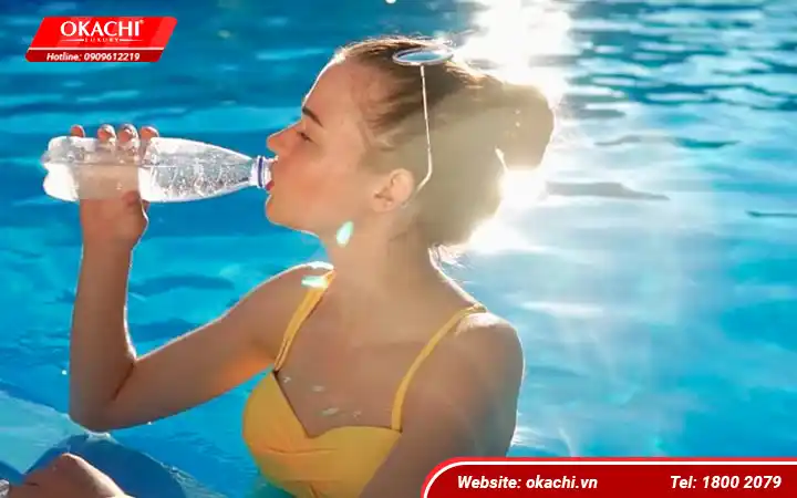 Bổ sung nước sau khi bơi để đảm bảo sức khỏe 