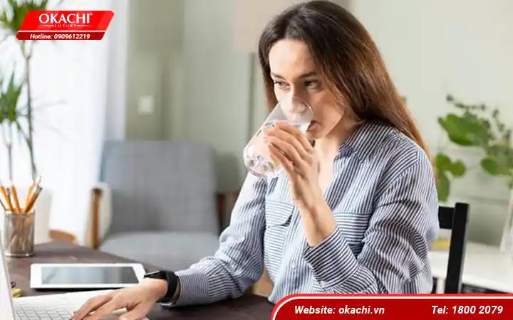 Tư thế uống nước đúng cách