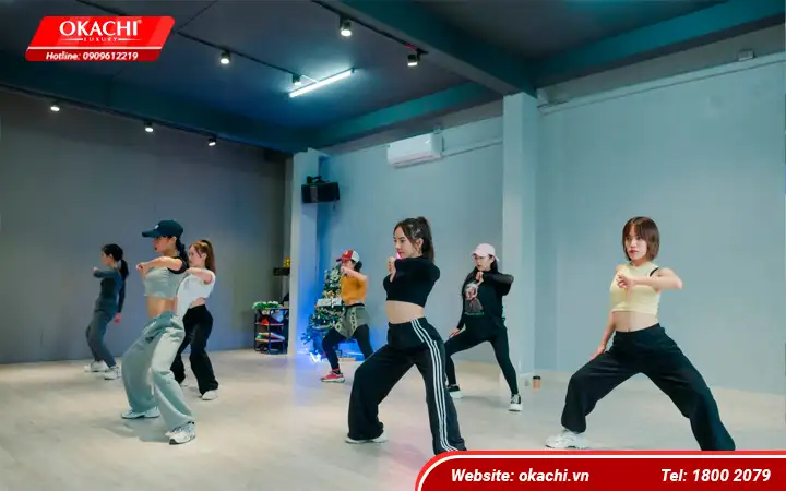 Tập nhảy trước gương