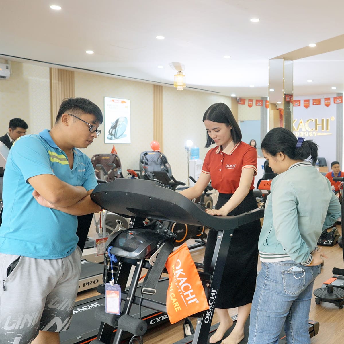 Khách hàng trải nghiệm chọn mua máy tập chạy bộ tại showroom Okachi